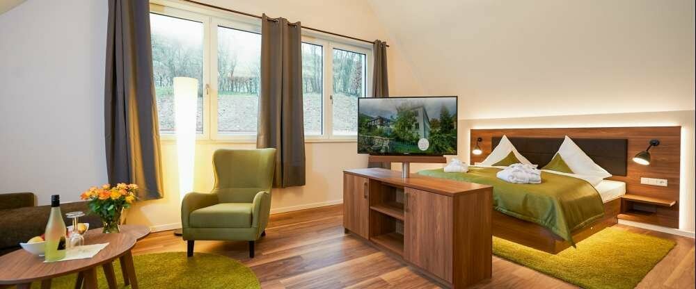 Diese mit Liebe zum Detail eingerichteten Juniorsuiten zeichnen sich durch Ihre wärmende Gestaltung, hellen Tönen kombiniert mit Naturfarben aus. Eine individuell regulierbare, indirekte Beleuchtung und ausgewählte Artefakte prägen das Ambiente. Fr