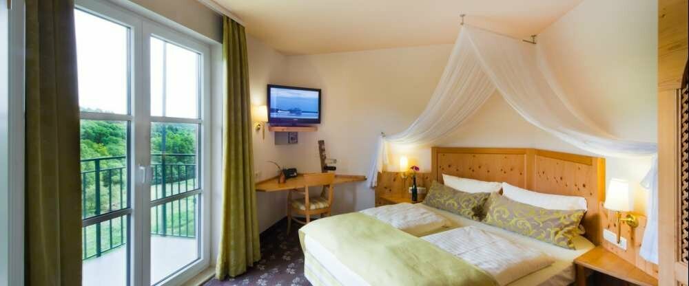 Queensizebett mit Baldachin