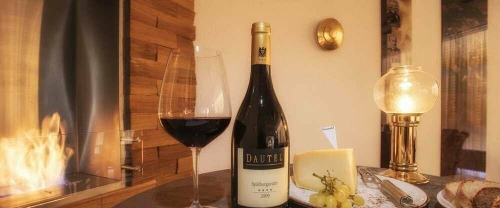 Käse und Wein am Kamin