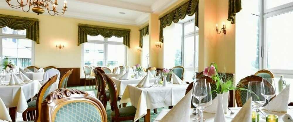 Im gemütlichen Kaminzimmer finden Sie Ihren Lieblingsplatz zum Frühstück oder Abendessen