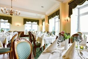 Im gemütlichen Kaminzimmer finden Sie Ihren Lieblingsplatz zum Frühstück oder Abendessen