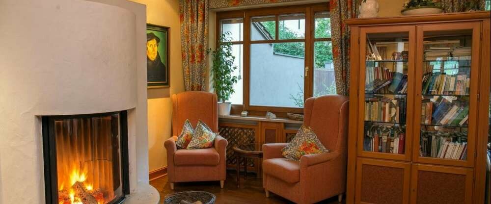 Das Kaminzimmer mit Bibliothek