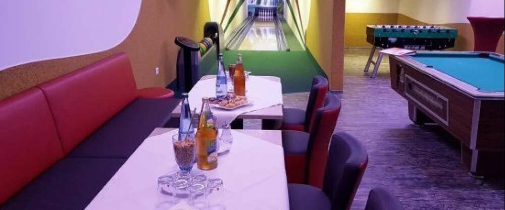 Bowlingbahn mit Loungebereich, nostalgischer Musikbox, Licht- und Soundsystem, Kicker, Billard, Dart...