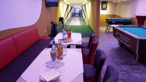 Bowlingbahn mit Loungebereich, nostalgischer Musikbox, Licht- und Soundsystem, Kicker, Billard, Dart...