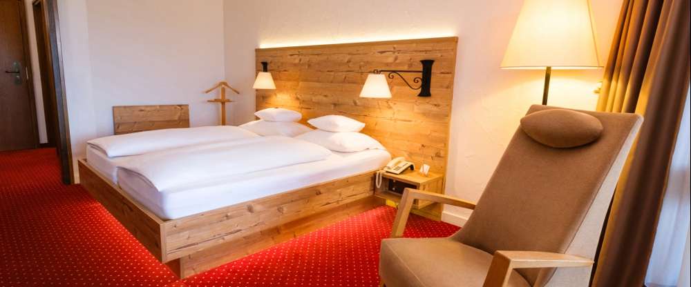 Gemütliche Nichtraucherzimmer, ab 29 qm, mit Doppelbett (1,80 m x 2,00 m Qualitätsmatratze) und einer Schlafcouch für zusätzlich 1 Person sowie einer Sitzgelegenheit, im klassisch-regionalen Stil und mit Balkon oder Terrasse ausgestattet. Sie bieten außer