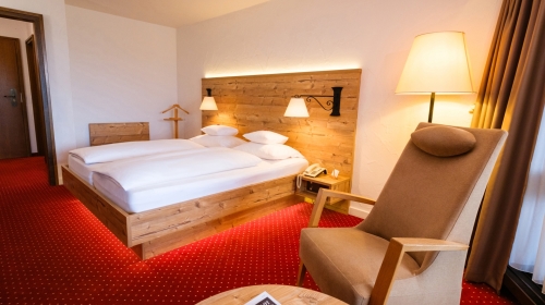 Gemütliche Nichtraucherzimmer, ab 29 qm, mit Doppelbett (1,80 m x 2,00 m Qualitätsmatratze) und einer Schlafcouch für zusätzlich 1 Person sowie einer Sitzgelegenheit, im klassisch-regionalen Stil und mit Balkon oder Terrasse ausgestattet. Sie bieten außer