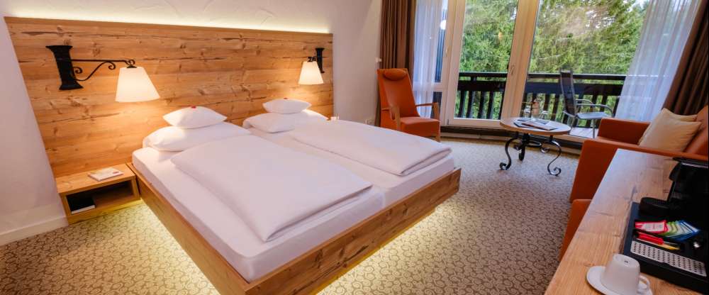 Gemütliche Nichtraucherzimmer, ab 29 qm, mit Doppelbett (1,80 m x 2,00 m Qualitätsmatratze) und einer Schlafcouch für zusätzlich 1 Person sowie einer Sitzgelegenheit, im klassisch-regionalen Stil und mit Balkon oder Terrasse ausgestattet. Sie bieten außer