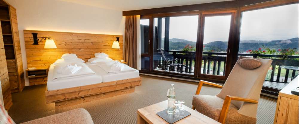 Großzügige Nichtraucherzimmer, ab 34 qm, mit Doppelbett (1,80 m x 2,00 m Qualitätsmatratze), einer Schlafcouch für zusätzlich 2 Personen sowie einer bequemen Wohnecke, im klassisch-regionalen Stil und mit Balkon oder Terrasse ausgestattet. Sie bieten auße