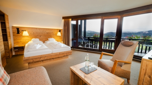 Großzügige Nichtraucherzimmer, ab 34 qm, mit Doppelbett (1,80 m x 2,00 m Qualitätsmatratze), einer Schlafcouch für zusätzlich 2 Personen sowie einer bequemen Wohnecke, im klassisch-regionalen Stil und mit Balkon oder Terrasse ausgestattet. Sie bieten auße