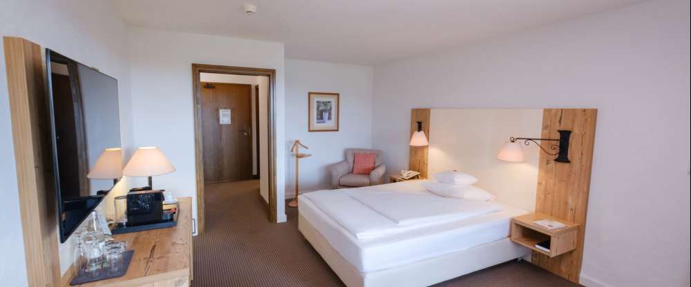 Großzügige Nichtraucherzimmer, ab 34 qm, mit Doppelbett (1,80 m x 2,00 m Qualitätsmatratze), einer Schlafcouch für zusätzlich 2 Personen sowie einer bequemen Wohnecke, im klassisch-regionalen Stil und mit Balkon oder Terrasse ausgestattet. Sie bieten auße