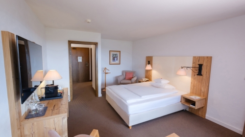 Großzügige Nichtraucherzimmer, ab 34 qm, mit Doppelbett (1,80 m x 2,00 m Qualitätsmatratze), einer Schlafcouch für zusätzlich 2 Personen sowie einer bequemen Wohnecke, im klassisch-regionalen Stil und mit Balkon oder Terrasse ausgestattet. Sie bieten auße