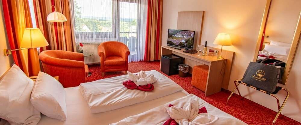 Diese größeren Zimmer zeichnen sich durch ihre klassische Ausstattung aus, die eine Zeitlosigkeit und Eleganz vermittelt. Mit einem komfortablen Kingsize-Doppelbett sowie einem privaten Balkon bieten sie den idealen Rückzugsort für Gäste, die Wert auf