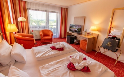 Diese größeren Zimmer zeichnen sich durch ihre klassische Ausstattung aus, die eine Zeitlosigkeit und Eleganz vermittelt. Mit einem komfortablen Kingsize-Doppelbett sowie einem privaten Balkon bieten sie den idealen Rückzugsort für Gäste, die Wert auf