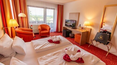 Diese größeren Zimmer zeichnen sich durch ihre klassische Ausstattung aus, die eine Zeitlosigkeit und 
Eleganz vermittelt. Mit einem komfortablen Kingsize-Doppelbett sowie einem privaten Balkon bieten 
sie den idealen Rückzugsort für Gäste, die Wert auf