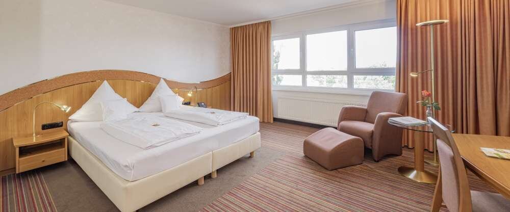 Unsere 32 m² großen Klassik-Zimmer sind auf der Nordseite zum HBF Unna ausgerichtet und zusätzlich mit Schallschutzfenstern ausgestattet. Sofern Sie das Zimmer als Twinbett-Zimmer nutzen möchten, geben Sie dies bitte bei der Reservierung an. Grunda