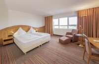 Unsere 32 m² großen Klassik-Zimmer sind auf der Nordseite zum HBF Unna ausgerichtet und zusätzlich mit Schallschutzfenstern ausgestattet. Sofern Sie das Zimmer als Twinbett-Zimmer nutzen möchten, geben Sie dies bitte bei der Reservierung an. Grunda