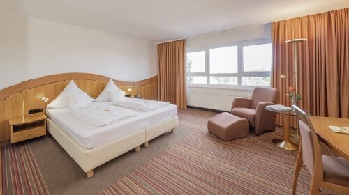 Unsere 32 m² großen Klassik-Zimmer sind auf der Nordseite zum HBF Unna ausgerichtet und zusätzlich mit Schallschutzfenstern ausgestattet. 

Sofern Sie das Zimmer als Twinbett-Zimmer nutzen möchten, geben Sie dies bitte bei der Reservierung an.

Grunda