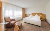 32 m², Doppelbett mit zwei separaten Matratzen (210x100), Schreibtisch mit Stuhl, Glastisch mit 2 Sesseln, kostenloses WLAN, Minibar, Safe, Kofferbock, großzügiger Kleiderschrank, 80cm Flat-TV mit über 70 mehrsprachigen Sendern, zur ruhigeren Kirchseite g