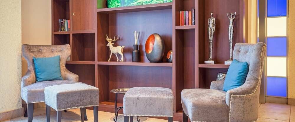 Nehmen Sie Platz, es steht Ihnen auch ein Internetterminal mit Drucker zur Verfügung