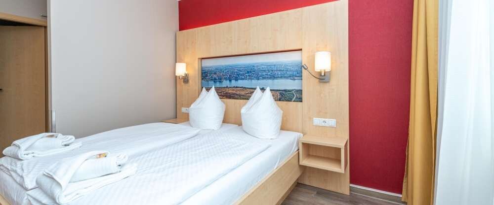 16m²• Stadtblick• Separater Toilettenbereich• Heizung• Schreibtisch• Rauchmelder• Föhn• Bettwäsche und Handtücher vorhanden• Shampoo• Essbereich• Luxuriöse Bettwäsche• Radiowecker• Balkon• Telefon• Safe ist groß genug für einen Laptop• Zimmertresor• Toile