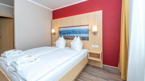 16m²• Stadtblick• Separater Toilettenbereich• Heizung• Schreibtisch• Rauchmelder• Föhn• Bettwäsche und Handtücher vorhanden• Shampoo• Essbereich• Luxuriöse Bettwäsche• Radiowecker• Balkon• Telefon• Safe ist groß genug für einen Laptop• Zimmertresor• Toile