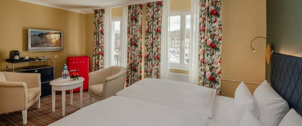 Diese beliebten, zur Landseite gelegenen Hotelzimmer haben eine Größe von ca. 20 m² und überzeugen mit sommerlich hellem Flair. Zwei Einzelzimmer befinden sich im angebundenen Nebengebäude (1 und 2 Etage ohne Lift) ca. 16 m². Zimmerausstattung: Balkon