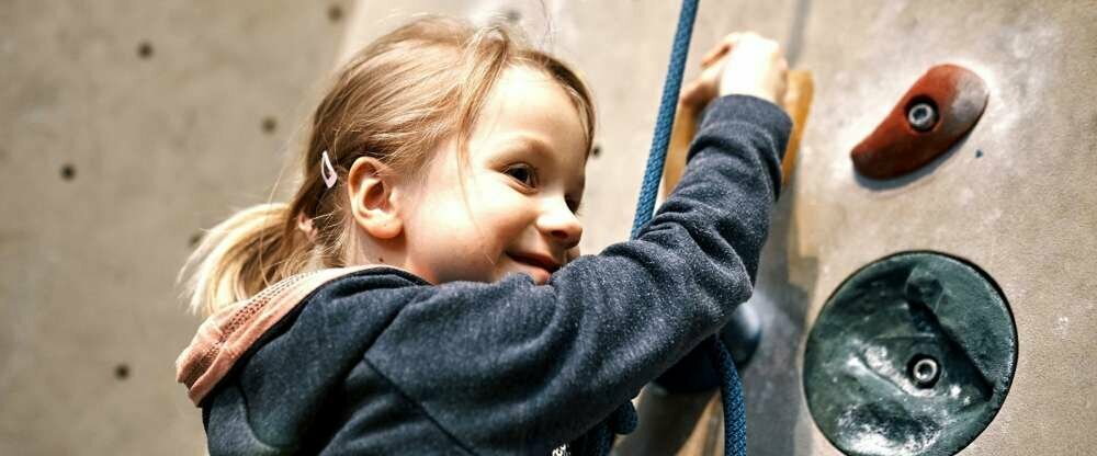 Vom 9 Meter hohen Kletterturm im Funhalla hast du den gesamten Indoor-Spaßpark im Blick. 