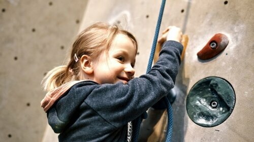 Vom 9 Meter hohen Kletterturm im Funhalla hast du den gesamten Indoor-Spaßpark im Blick. 