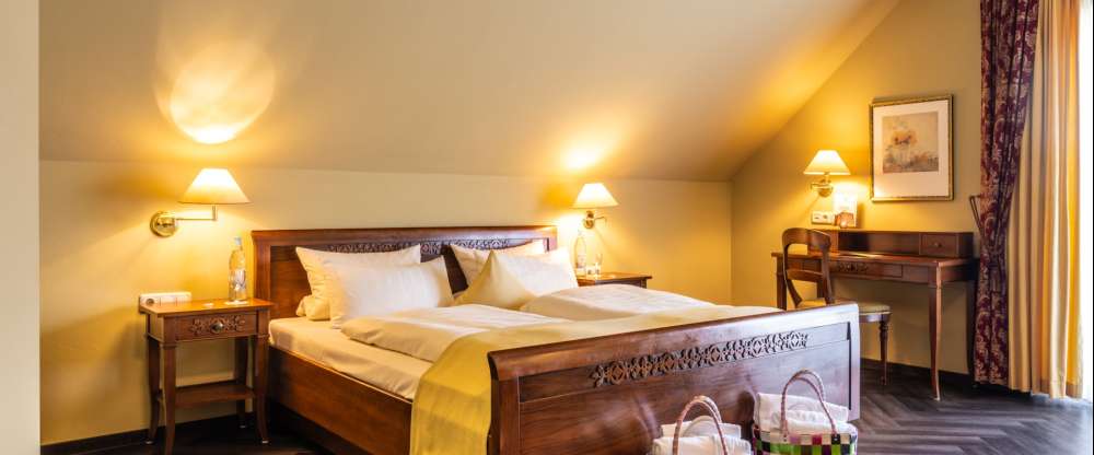 luxuriös & elegant - Kuschelkissen, Telefon, W-LAN, Kabel-TV, Safe, Minibar, Balkon Badewanne und/oder Dusche, WC, Fön, Kosmetikspiegel Wohlfühlen im Wellnessbereich „Belle Etage“ 