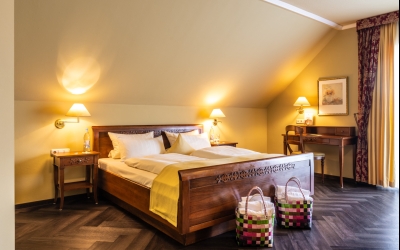 luxuriös & elegant - Kuschelkissen, Telefon, W-LAN, Kabel-TV, Safe, Minibar, Balkon Badewanne und/oder Dusche, WC, Fön, Kosmetikspiegel Wohlfühlen im Wellnessbereich „Belle Etage“ 