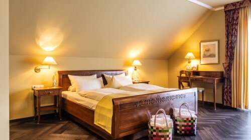 luxuriös & elegant - Kuschelkissen, Telefon, W-LAN, Kabel-TV, Safe, Minibar, Balkon Badewanne und/oder Dusche, WC, Fön, Kosmetikspiegel Wohlfühlen im Wellnessbereich „Belle Etage“ 