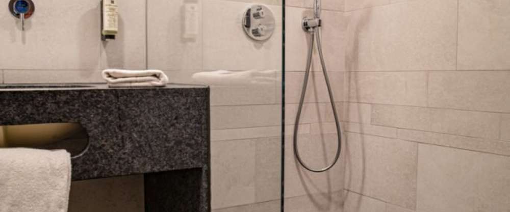 Alle unsere 108 Zimmer haben ein privates Badezimmer, ausgestattet mit Dusche, Waschbecken, WC, Fön, Shampoo/Duschgel und Handtücher. Alle Zimmer sind mit modernem Vinylboden in Holzoptik ausgelegt und verfügen neben dem Einzel- oder Doppelbett über einen