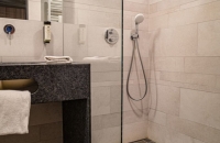 Alle unsere 108 Zimmer haben ein privates Badezimmer, ausgestattet mit Dusche, Waschbecken, WC, Fön, Shampoo/Duschgel und Handtücher. Alle Zimmer sind mit modernem Vinylboden in Holzoptik ausgelegt und verfügen neben dem Einzel- oder Doppelbett über einen