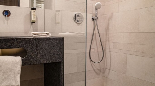 Alle unsere 108 Zimmer haben ein privates Badezimmer, ausgestattet mit Dusche, Waschbecken, WC, Fön, Shampoo/Duschgel und Handtücher. Alle Zimmer sind mit modernem Vinylboden in Holzoptik ausgelegt und verfügen neben dem Einzel- oder Doppelbett über einen