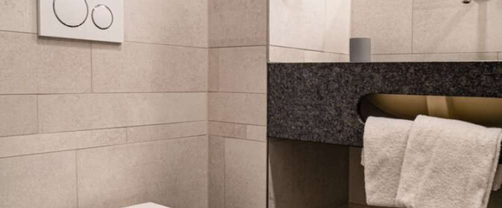 Alle unsere Komfort Zimmer haben ein privates Badezimmer, ausgestattet mit Dusche, Waschbecken, WC, Fön, Shampoo/Duschgel und Handtücher. Alle Zimmer sind mit modernem Vinylboden in Holzoptik ausgelegt und verfügen neben dem Doppelbett über einen Schreibt