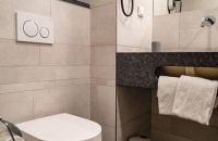 Alle unsere Komfort Zimmer haben ein privates Badezimmer, ausgestattet mit Dusche, Waschbecken, WC, Fön, Shampoo/Duschgel und Handtücher. Alle Zimmer sind mit modernem Vinylboden in Holzoptik ausgelegt und verfügen neben dem Doppelbett über einen Schreibt