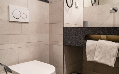 Alle unsere Komfort Zimmer haben ein privates Badezimmer, ausgestattet mit Dusche, Waschbecken, WC, Fön, Shampoo/Duschgel und Handtücher. Alle Zimmer sind mit modernem Vinylboden in Holzoptik ausgelegt und verfügen neben dem Doppelbett über einen Schreibt