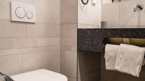 Alle unsere Komfort Zimmer haben ein privates Badezimmer, ausgestattet mit Dusche, Waschbecken, WC, Fön, Shampoo/Duschgel und Handtücher. Alle Zimmer sind mit modernem Vinylboden in Holzoptik ausgelegt und verfügen neben dem Doppelbett über einen Schreibt