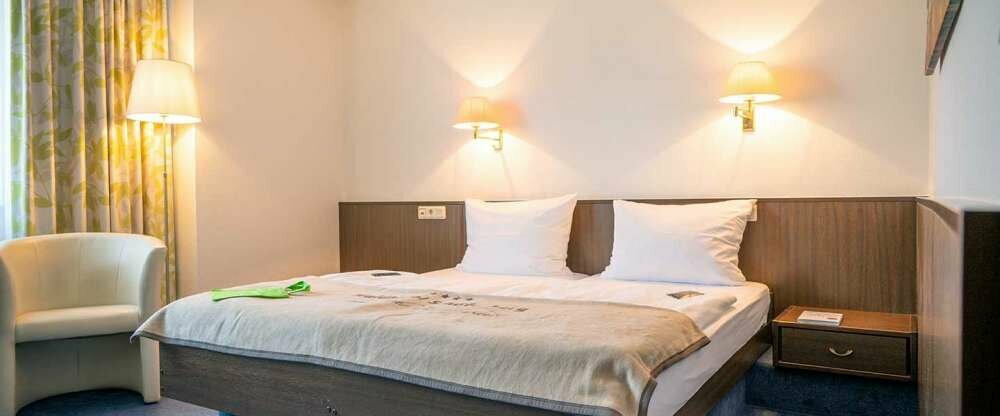 mind. 18qm, Dusche oder Bad und WC, kleine Sitzgruppe, verstellbares Bett-Kopfteil, Zusatzdecke, Schreibtisch, Ganzkörperspiegel, Haartrockner, Sat-TV, Radio, W-Lan kostenfrei