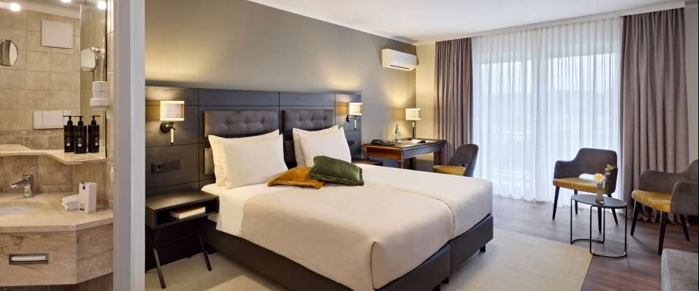 Nichtraucherzimmer, ca. 30 m², Doppelbett mit 2 separaten Matratzen je 0.90 x 2.00 m, Minibar, Flachbildfernseher, Safe, Schreibtisch, Sitzecke, Badezimmer mit Dusche, Fußbodenheizung, Handtuchwärmer, Kosmetikartikel, Haartrockner.