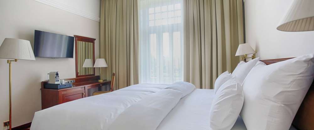 Zimmer zwischen 12 - 20 m2 mit Blick auf den Hotelgarten oder die Kurinsel. Entspannung mit maximalem Komfort dank Boxspringbetten in den Größen Twin, King oder Queen Size und Matratzen aus der exklusiven Luxury Class Kollektion. 2 barrierefreie Zimmer mi