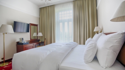 Zimmer zwischen 12 - 20 m2 mit Blick auf den Hotelgarten oder die Kurinsel. Entspannung mit maximalem Komfort dank Boxspringbetten in den Größen Twin, King oder Queen Size und Matratzen aus der exklusiven Luxury Class Kollektion. 