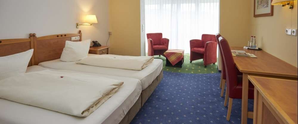 Die Doppelzimmer Komfort mit 2 Betten (je 2,00 m x 2,00 m) verfügen über Dusche, WC, Sat-TV, Schreibtisch, IP-Telefon Anschluss für Ihren PC, Sitzgelegenheit, teilweise mit französischen Balkon.