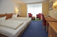 Die Doppelzimmer Komfort mit 2 Betten (je 2,00 m x 2,00 m) verfügen über Dusche, WC, Sat-TV, Schreibtisch, IP-Telefon Anschluss für Ihren PC, Sitzgelegenheit, teilweise mit französischen Balkon.