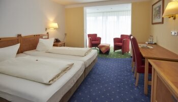 Die Doppelzimmer Komfort mit 2 Betten (je 2,00 m x 2,00 m) verfügen über Dusche, WC, Sat-TV, Schreibtisch, IP-Telefon Anschluss für Ihren PC, Sitzgelegenheit, teilweise mit französischen Balkon.