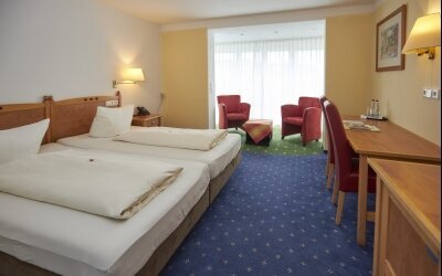 Die Doppelzimmer Komfort mit 2 Betten (je 2,00 m x 2,00 m) verfügen über Dusche, WC, Sat-TV, Schreibtisch,  IP-Telefon Anschluss für Ihren PC, Sitzgelegenheit, teilweise mit französischen Balkon.