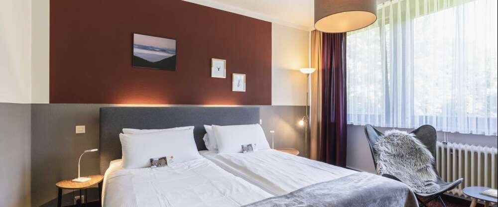Entspannen und Wohlfühlen. Die 25 m² großen Komfortzimmer bieten Ihnen alles für eine erholsame Auszeit: Bequemes Boxspringbett, Modernes Bad mit Dusche & WC, Kostenfreies Heidewasser, Smart TV , sowie eine Eigene Kapselmaschine (Kaffee, Tee, Kakao).