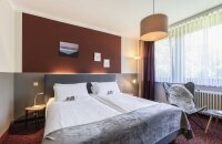Entspannen und Wohlfühlen. Die 25 m² großen Komfortzimmer bieten Ihnen alles für eine erholsame Auszeit: Bequemes Boxspringbett, Modernes Bad mit Dusche & WC, Kostenfreies Heidewasser, Smart TV , sowie eine Eigene Kapselmaschine (Kaffee, Tee, Kakao).