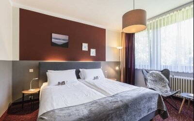 Entspannen und Wohlfühlen. Die 25 m² großen Komfortzimmer bieten Ihnen alles für eine erholsame Auszeit:
Bequemes Boxspringbett, Modernes Bad mit Dusche & WC, Kostenfreies Heidewasser, Smart TV , sowie eine Eigene Kapselmaschine (Kaffee, Tee, Kakao).