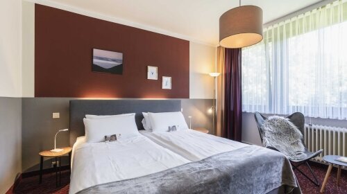 Entspannen und Wohlfühlen. Die 25 m² großen Komfortzimmer bieten Ihnen alles für eine erholsame Auszeit:
Bequemes Boxspringbett, Modernes Bad mit Dusche & WC, Kostenfreies Heidewasser, Smart TV , sowie eine Eigene Kapselmaschine (Kaffee, Tee, Kakao).